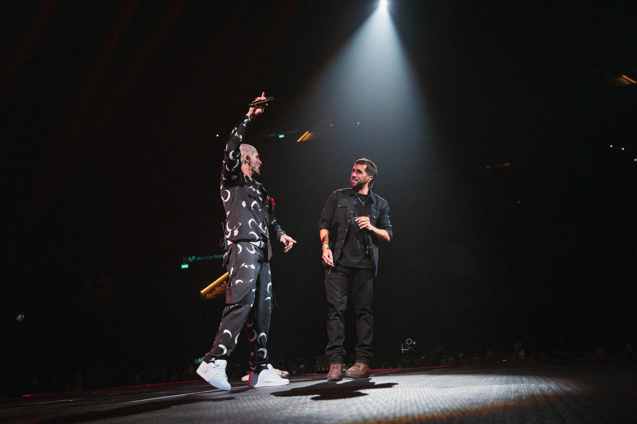 Nicolás Rivas on stage with Ke Personajes